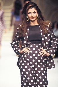 1_valentino-ss-1993-2_html.thumb.JPEG.6f7e45e166b7054992b867357e8d8940.JPEG