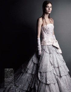 2-MYRTHE_BOLT_VOGUE_JAPAN_DECEMBER_2017_PATRICK_DEMARCHELIER-2-700x900.thumb.jpg.63ff051664457ce98da68e1cb76ad073.jpg