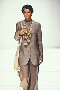 2_giorgio-armani-ss-1994-3_html.thumb.JPEG.c31d29cae9f83c0d6ab4e95b30d1a2be.JPEG