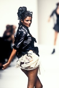 2_john-galliano-ss-1994-3_html.thumb.JPEG.e1a41ee79c5a3efcc5efba64bf3df69a.JPEG