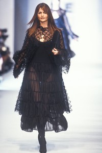 2_karl-lagerfeld-fw-1993-3_html.thumb.JPEG.526d13bd19a7f84027163007a8eba657.JPEG