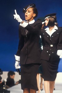 2_thierry-mugler-ss-1982-19_html.thumb.JPEG.cc2feff60fb6bed1642661f8d1ad0c87.JPEG