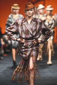 2_thierry-mugler-ss-1985-16_html.thumb.JPEG.34222ac27b9d53aa5f146471070af827.JPEG