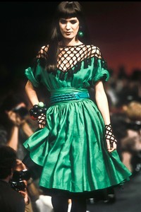 2_thierry-mugler-ss-1985-3_html.thumb.JPEG.79fb1027a866bb4f716f757778c041e5.JPEG