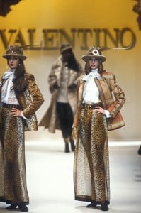 2_valentino-fw-1992-1_html.thumb.JPEG.dea84a6459d7a28a0e7edf1eefa977d0.JPEG