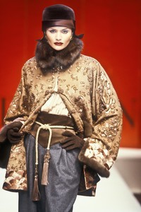 2_valentino-hc-fw-1993-3_html.thumb.JPEG.469ff39a9345931b18cf8ead5dd4b55f.JPEG