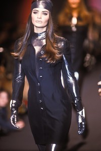 3_karl-lagerfeld-fw-1991-4_html.thumb.JPEG.cc64ab303da6e2cf9034d1be28f751f6.JPEG