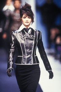 3_karl-lagerfeld-fw-1992-4_html.thumb.JPEG.97404d40eceabed3f30cf8e05bdc3b8f.JPEG