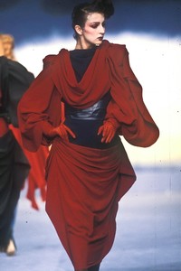 3_mugler-fw-1983-20_html.thumb.JPEG.b3bdffc4a5aaa39e5fc4e240d64ee74a.JPEG