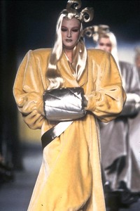 3_mugler-fw-1983-4_html.thumb.JPEG.e2482fed9fb7ebbded320603cccf853d.JPEG