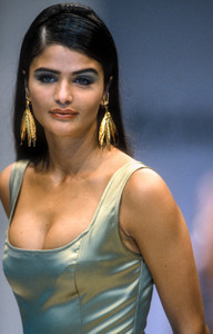 3_salvatore-ferragamo-ss-1991-4_html.thumb.JPEG.1c3ece52164a89f46201e96358050a5d.JPEG