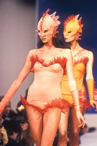 3_thierry-mugler-ss-1982-4_html.thumb.JPEG.e6d68baeec4e266eede935f47e8348e0.JPEG