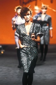 3_thierry-mugler-ss-1985-17_html.thumb.JPEG.478f17e2ad3a2f03fee9f390f682473a.JPEG
