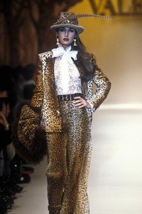 3_valentino-fw-1992-2_html.thumb.JPEG.d7741e6e232cf1f4b1d18426c84244a3.JPEG