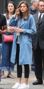 4518A6C600000578-4956186-Treats_Zendaya_has_a_fabulously_toned_and_trim_figure_But_the_21-m-15_1507303174972.jpg