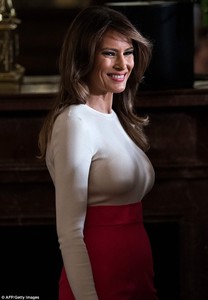 451A363000000578-4956778-Look_a_that_She_even_flashed_a_big_smile_for_the_reporters_and_l-m-35_1507321275491.jpg