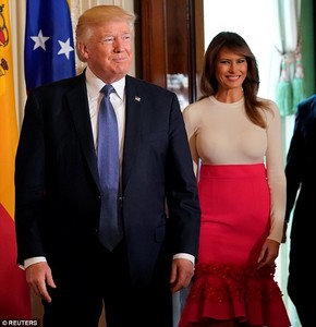 451A3C0100000578-4956778-A_minute_later_She_made_her_way_to_the_stage_after_Trump_was_alr-m-11_1507318171392.jpg