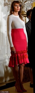 451A47D700000578-4956778-Glammed_up_Melania_looked_chic_in_her_red_mermaid_style_skirt_an-m-31_1507321197319.jpg