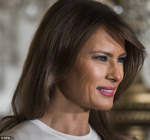451A51C000000578-4956778-The_First_Lady_appears_to_have_had_her_make_up_done_right_before-m-30_1507320927035.jpg