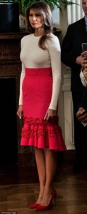 451A6CA400000578-4956778-Lady_in_red_Melania_Trump_wore_a_fun_red_and_white_ensemble_as_s-m-29_1507320908705.jpg