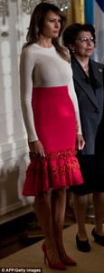 451A6ECC00000578-4956778-Glammed_up_Melania_looked_chic_in_her_red_mermaid_style_skirt_an-m-33_1507321216418.jpg