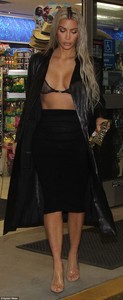 452CD19300000578-4964714-Sweet_tooth_She_was_spotted_stopping_off_at_a_gas_station_where_-m-9_1507603287426.jpg
