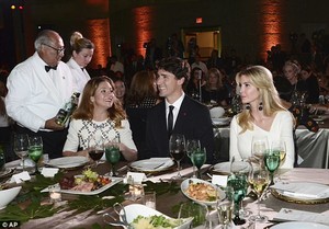 4535AD5400000578-4969934-Trudeau_sat_between_his_wife_Sophie_and_Trump_as_they_enjoyed_di-a-90_1507729520242.jpg