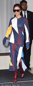 454375FF00000578-4974272-Breezy_She_strutted_along_in_her_long_sleeved_high_necked_outfit-a-10_1507821506381.jpg