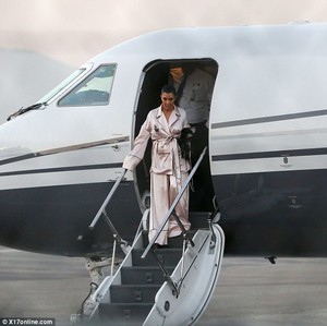 4554846800000578-4980670-Chic_The_mother_of_three_s_trousers_had_a_loose_fit_while_the_to-a-3_1508013595359.jpg