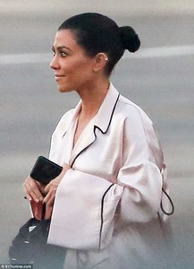 4554869600000578-4980670-Fancy_The_stunner_pulled_her_dark_locks_back_into_a_bun_with_shi-a-2_1508013595323.jpg