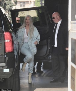45559B5900000578-4980670-Kim_was_later_spotted_at_her_hotel_rocking_a_different_outfit-m-16_1508015790225.jpg