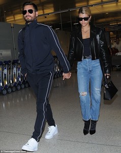 455D961D00000578-4982608-Love_in_the_air_Scott_Disick_and_Sofia_Richie_held_hands_at_LAX_-a-1_1508088707959.jpg