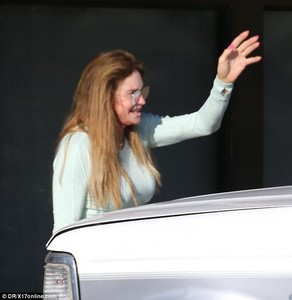 455E2E7E00000578-4983474-Farewell_Smiling_Caitlyn_was_seen_waving_goodbye_to_her_son_and_-a-7_1508119016124.jpg