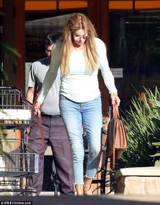 455E68E300000578-4983474-Family_time_Caitlyn_Jenner_was_spotted_stepping_out_for_a_family-m-33_1508113632559.jpg