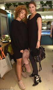 4570DF4E00000578-0-Getting_chic_done_Ella_Eyre_swapped_her_colourful_looks_for_a_mo-a-58_1508288346275.jpg