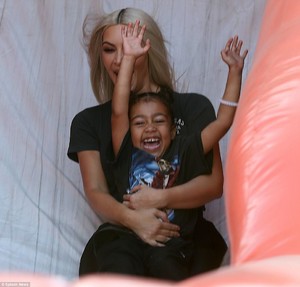 4577000C00000578-4994072-Now_North_s_turn_Next_her_little_girl_looked_thrilled_as_mommy_r-m-121_1508350471144.jpg
