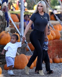 45772EE100000578-4994072-Stylish_siren_Kim_wore_a_print_black_short_sleeved_T_shirt_that_-m-100_1508349233828.jpg