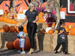 45772F0D00000578-4994072-Two_good_The_36_year_old_reality_TV_star_had_with_her_daughter_N-m-86_1508348888533.jpg