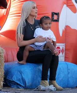 45772F4100000578-4994072-Festive_in_the_fall_Kim_was_seen_having_a_ball_with_her_little_o-m-149_1508352867037.jpg