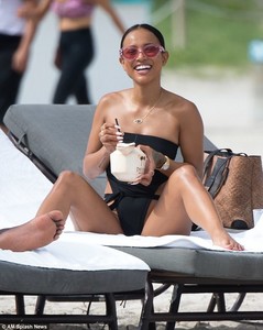 4577E2F300000578-4994588-Enjoying_the_sunshine_After_going_for_a_brief_swim_the_Claws_sta-m-133_1508363127118.jpg