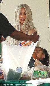 457B8D7800000578-4996304-Family_outing_She_was_seen_handing_out_food_items_with_daughter_-a-50_1508404834248.jpg