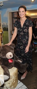 45A66C9800000578-5014827-Paid_to_play_Katie_Holmes_grinned_as_she_posed_with_plush_cuddly-m-5_1508916948225.jpg
