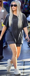 45AAB7A800000578-5017841-The_KKW_Beauty_mogul_also_wore_gold_chains_around_her_neck_desig-m-25_1508961905555.jpg