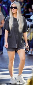 45AAB9DE00000578-5017841-And_she_added_a_grey_men_s_shirt_with_bicycle_shorts_as_well_as_-a-26_1508961916648.jpg
