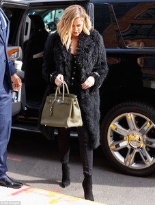 45B5701700000578-5021399-Arm_candy_An_olive_green_Hermes_Birkin_bag_hung_from_her_left_ar-m-65_1509038782394.jpg