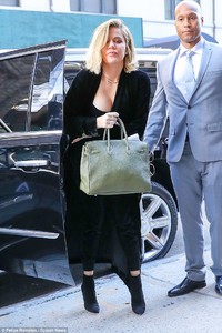 45C6861600000578-5027431-Covered_up_Khloe_Kardashian_made_sure_to_keep_her_burgeoning_bab-a-112_1509249039941.jpg