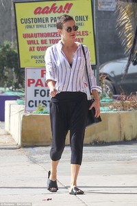 45CD109C00000578-5029341-Monster_mash_The_Almost_Famous_actress_wore_three_quarter_length-a-2_1509300223761.jpg