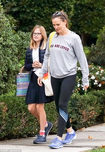 45D64CA000000578-5032617-Toned_Garner_wore_a_You_Are_Loved_grey_sweatshirt_with_black_leg-a-105_1509387084848.jpg