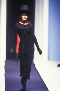 4_karl-lagerfeld-fw-1992-5_html.thumb.JPEG.3c5b94fbdce716d7d27225509a8d2951.JPEG