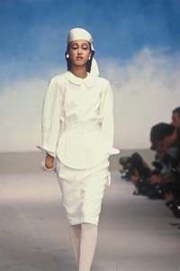 4_thierry-mugler-ss-1982-5_html.thumb.JPEG.f874d53d2bd79169f264324c56106f60.JPEG